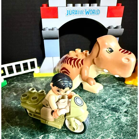LEGO DUPLO Jurassic World Trex Triceratops Dinosaur Breakout 10939 incomplete#2 - Picture 5 of 6
